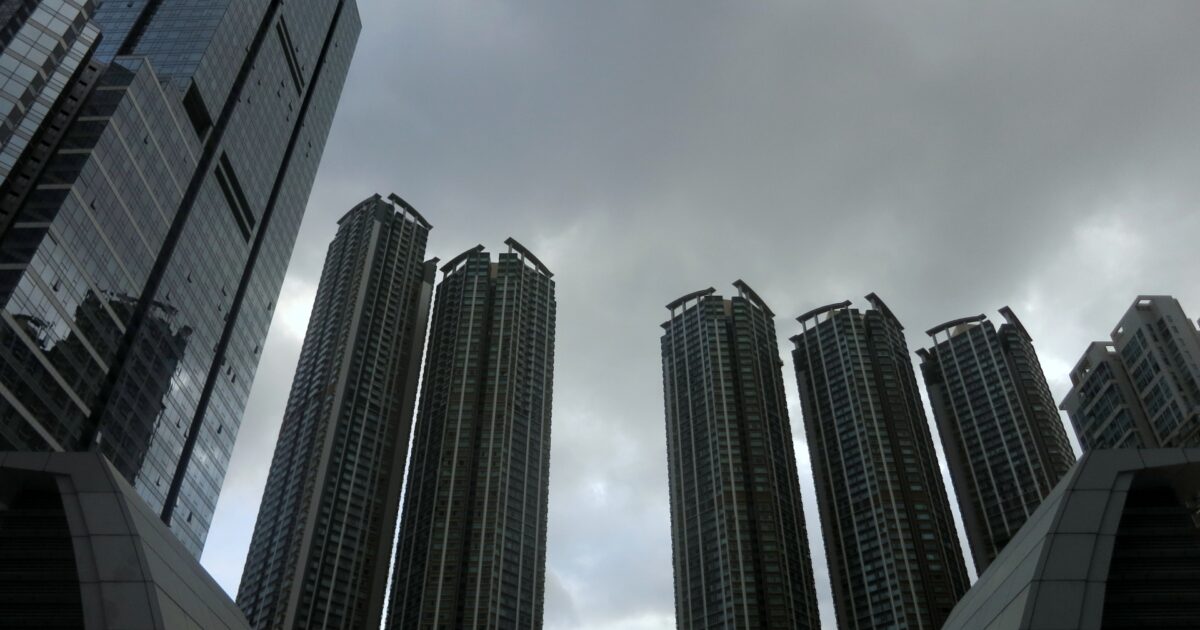 高層ビル群と曇り空の都市風景