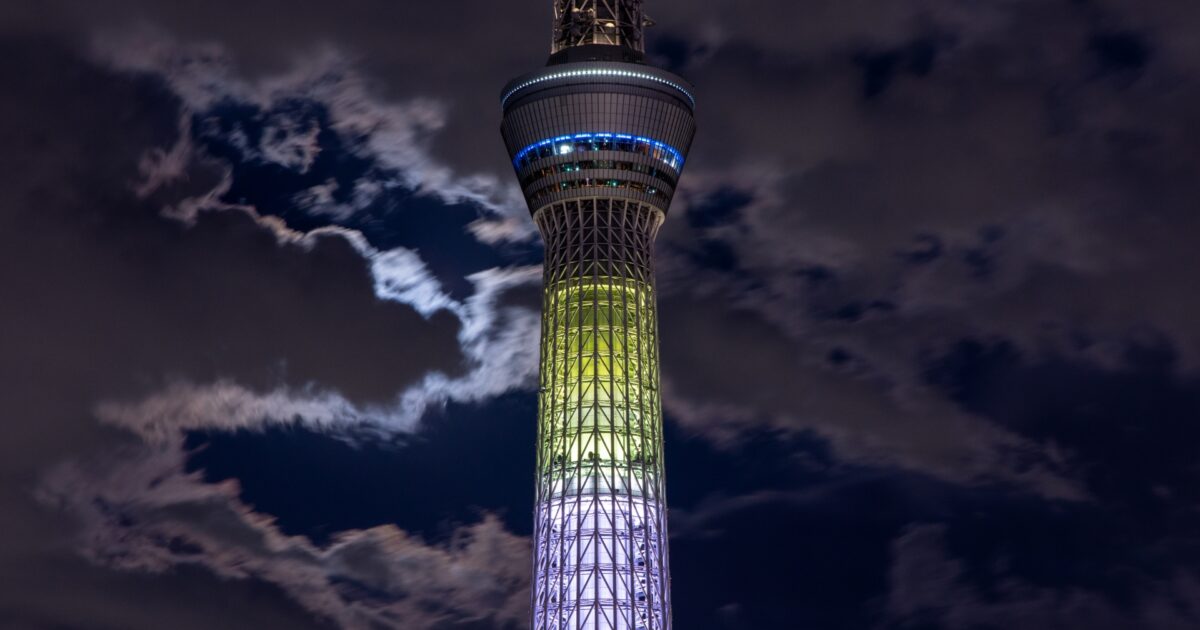 夜空にライトアップされた東京スカイツリー