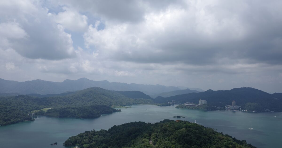 雲に覆われた山と湖の絶景風景