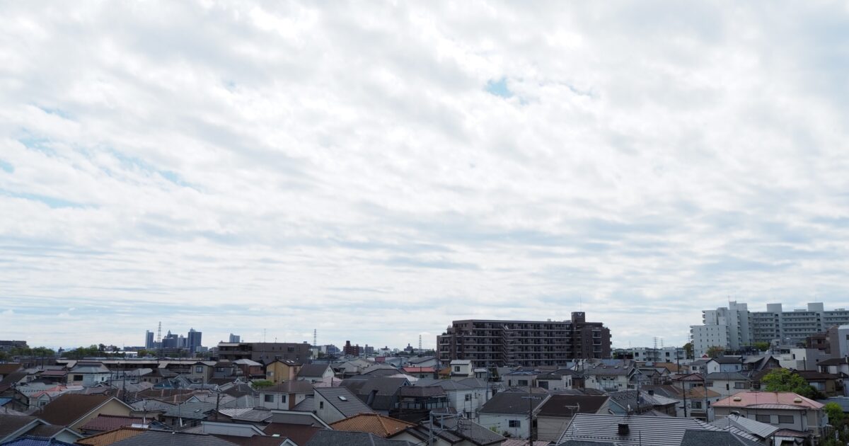 曇り空の下に広がる日本の住宅街