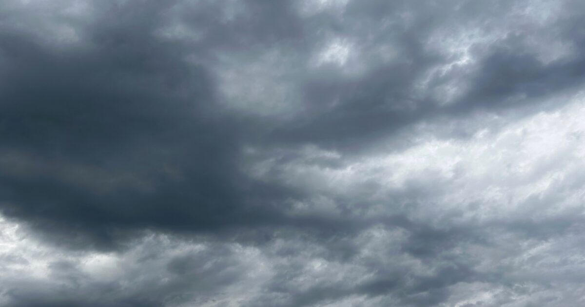 不穏な雲が広がる暗い曇り空