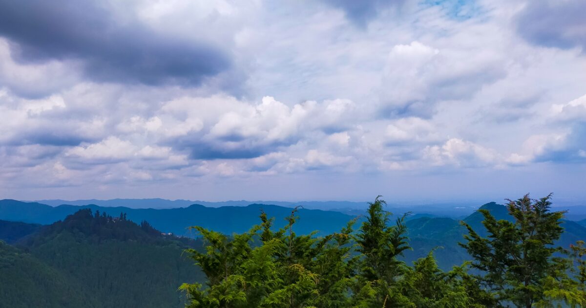 曇り空と遠くまで広がる山々の展望