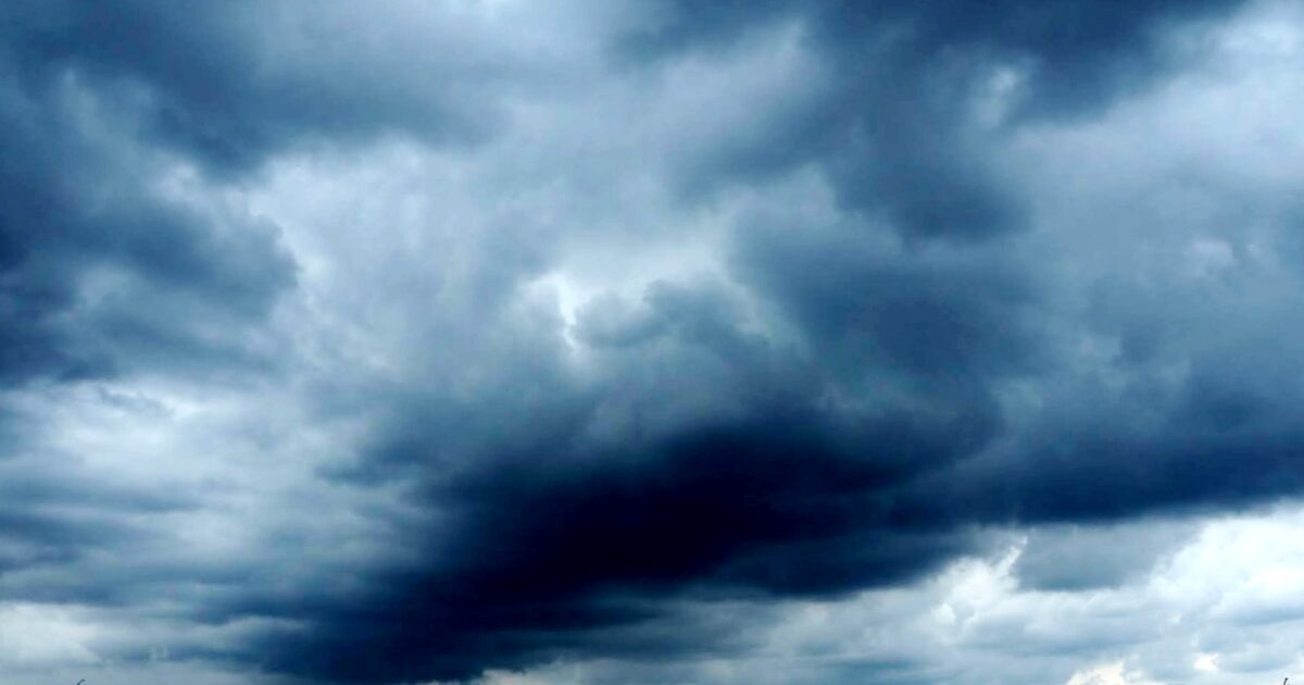 黒い雲に覆われた都市の空