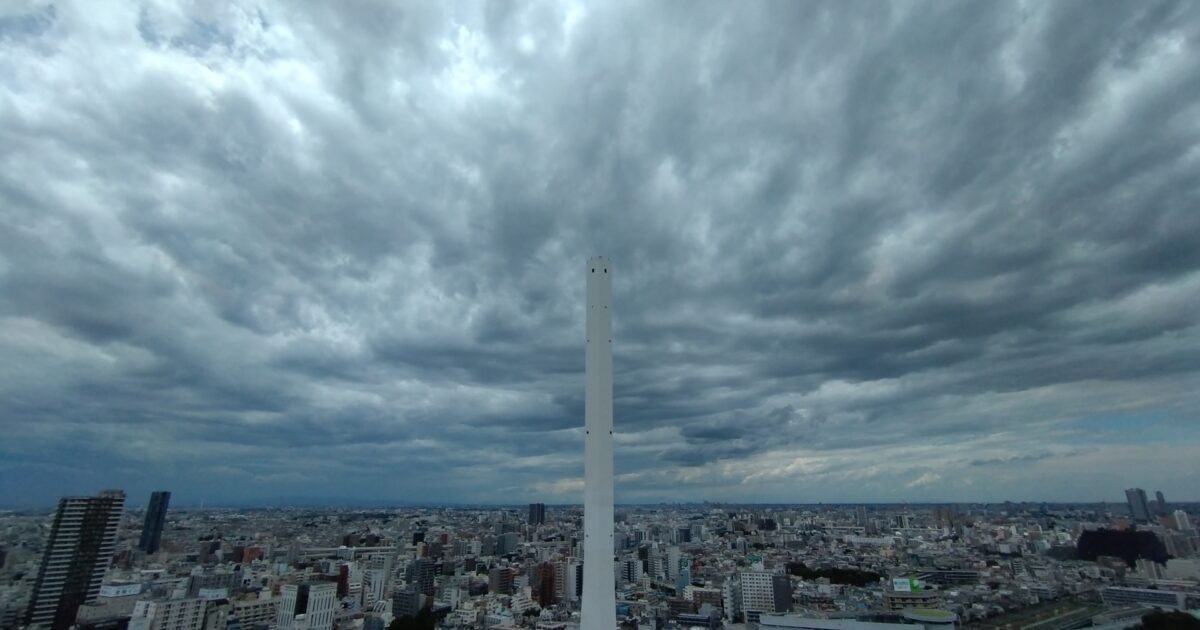 厚い雲に覆われた都市のパノラマ風景