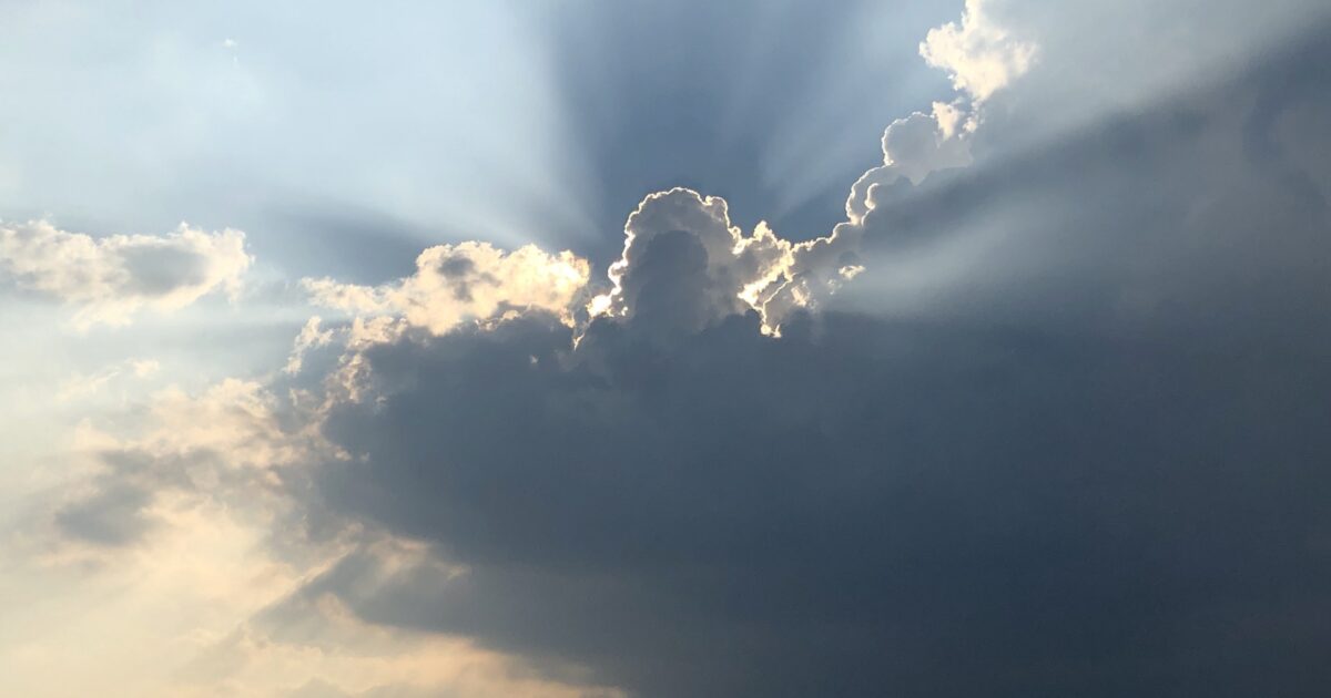 積乱雲から差し込む夕日の光芒