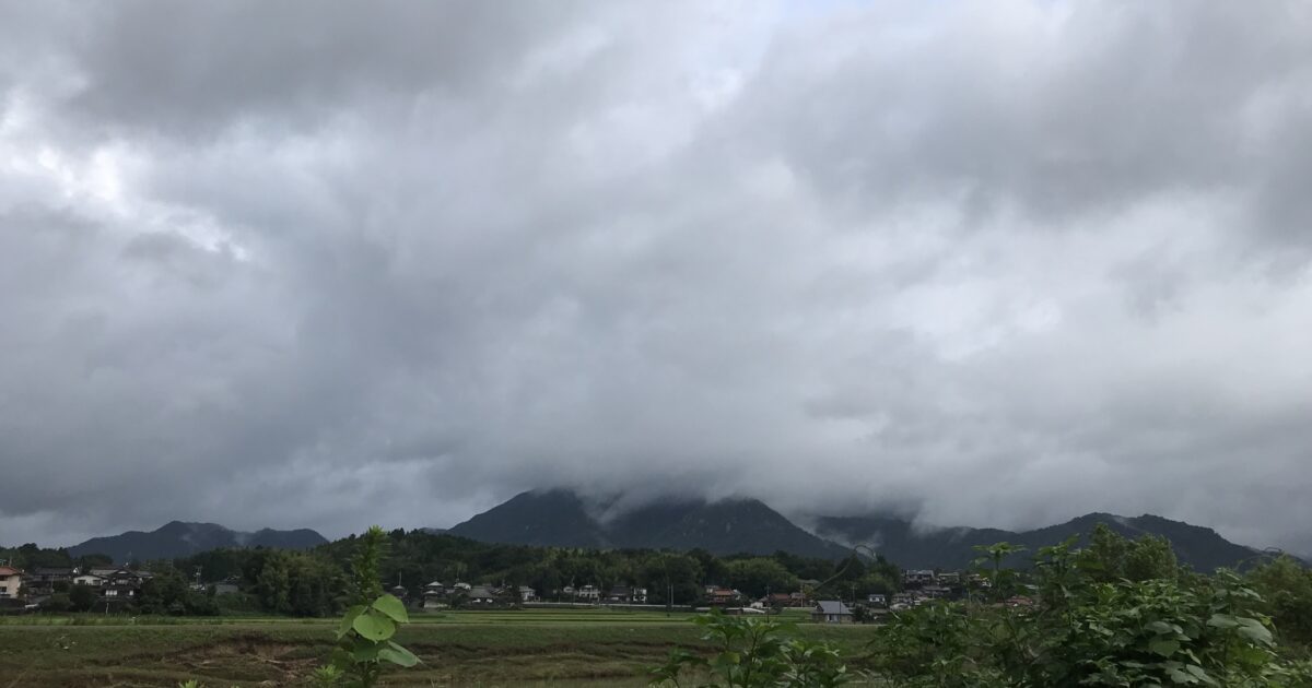 曇り空と山並みの田舎風景