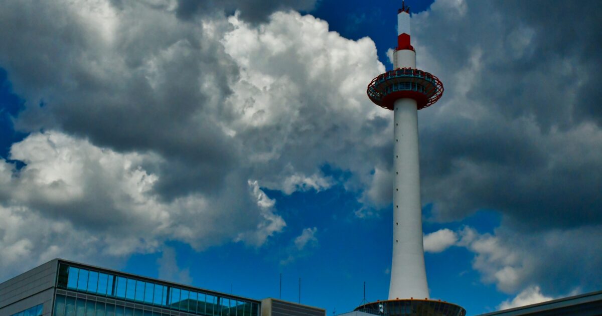 京都タワーと迫力ある雲のある空