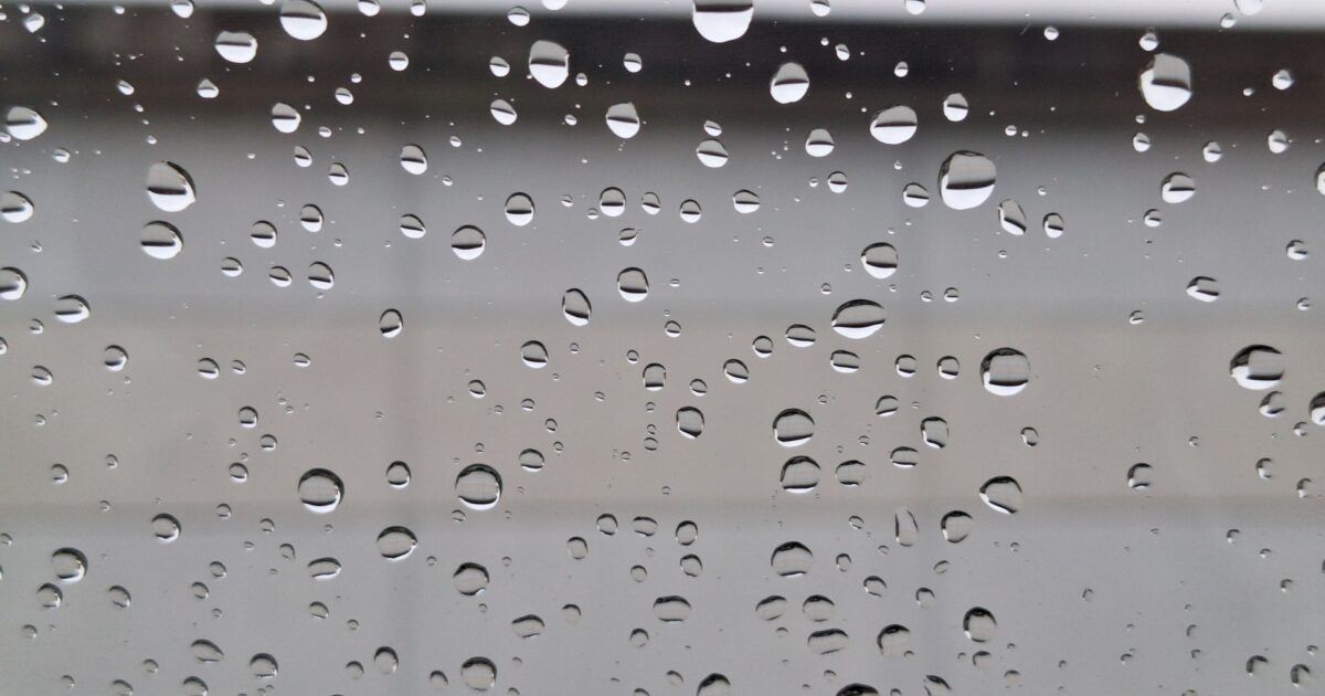 雨の日の窓ガラスに付いた水滴