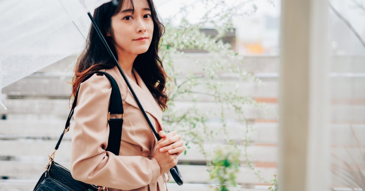 透明な傘を差す女性のポートレート