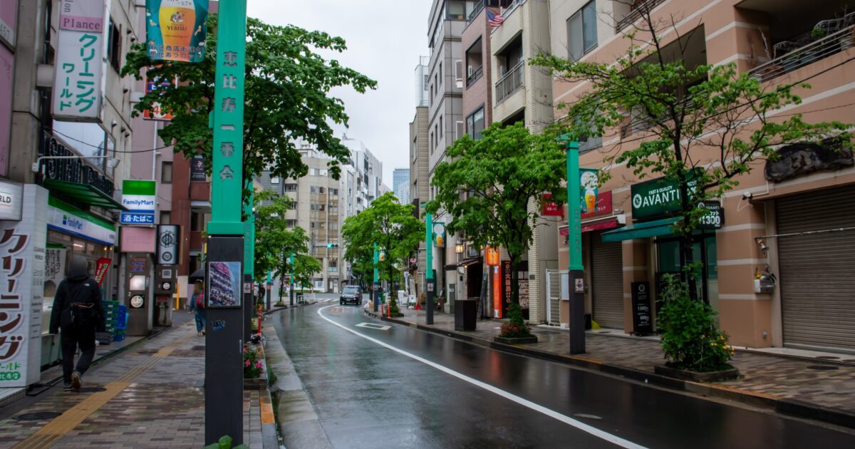 雨上がりの商店街と濡れた道路