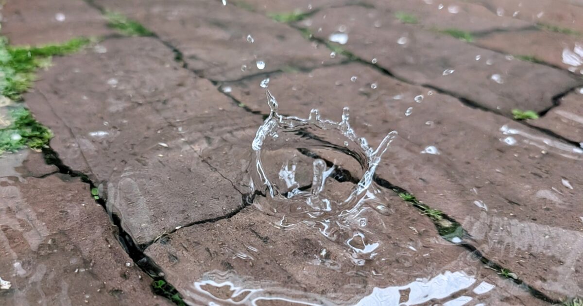 レンガの地面に落ちた雨粒のはね返り