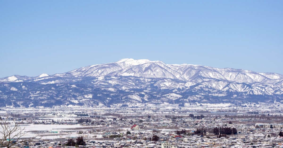 雪化粧した山と冬の街並みの風景