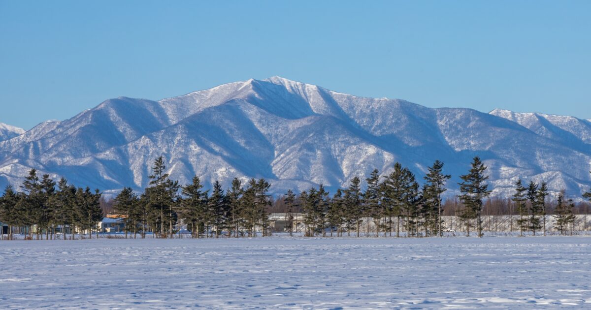 雪に覆われた山と青空の冬景色