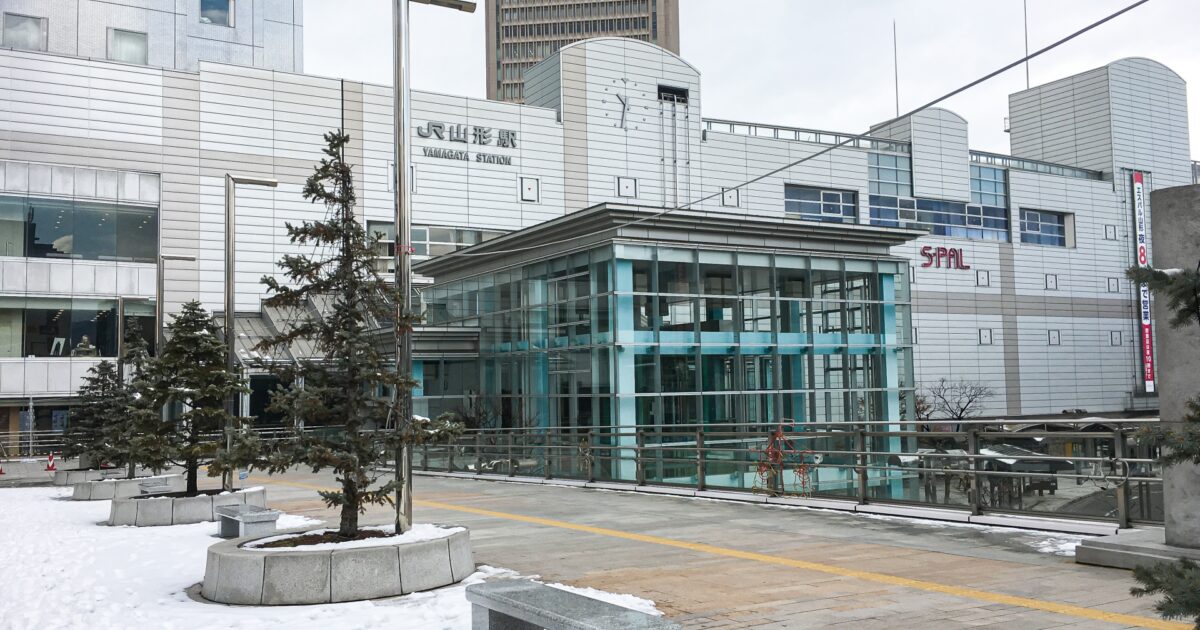 雪が残る冬の山形駅前の風景