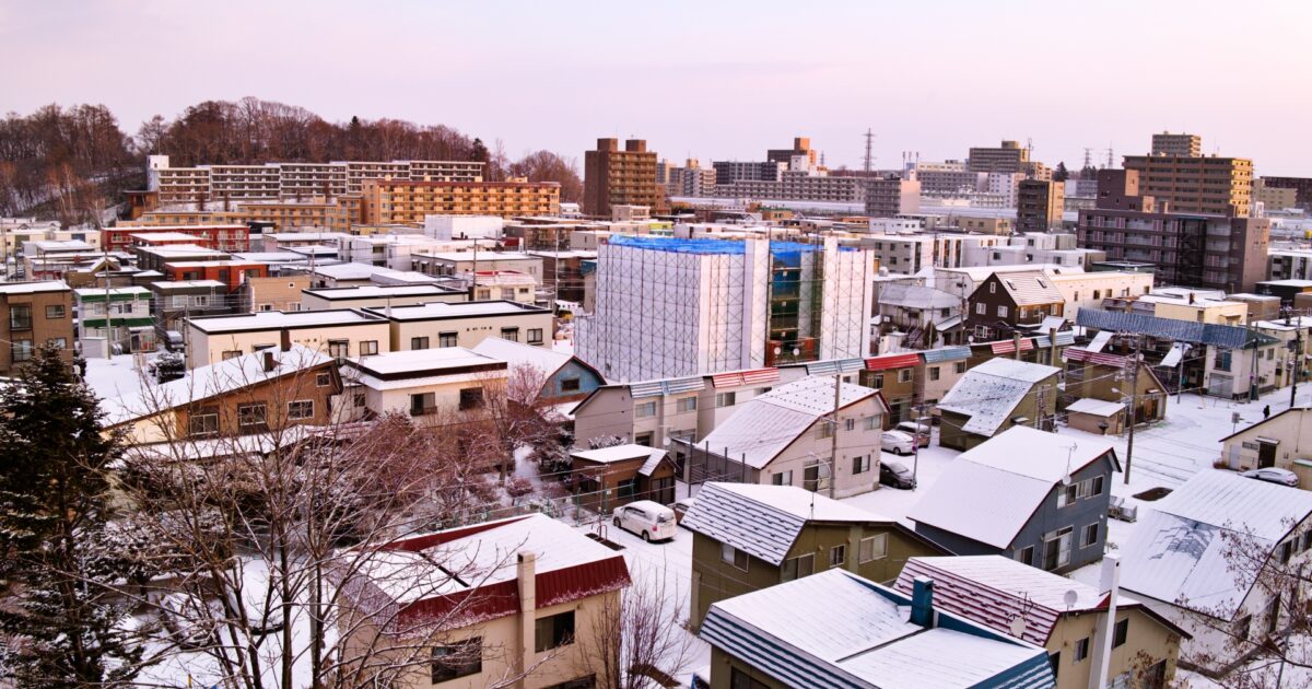 雪景色の住宅街とマンション群の街並み