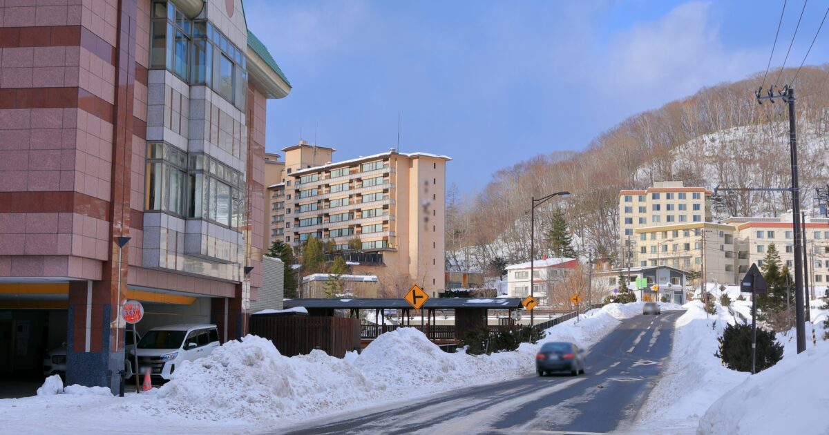 雪が積もった温泉街の冬の街並み