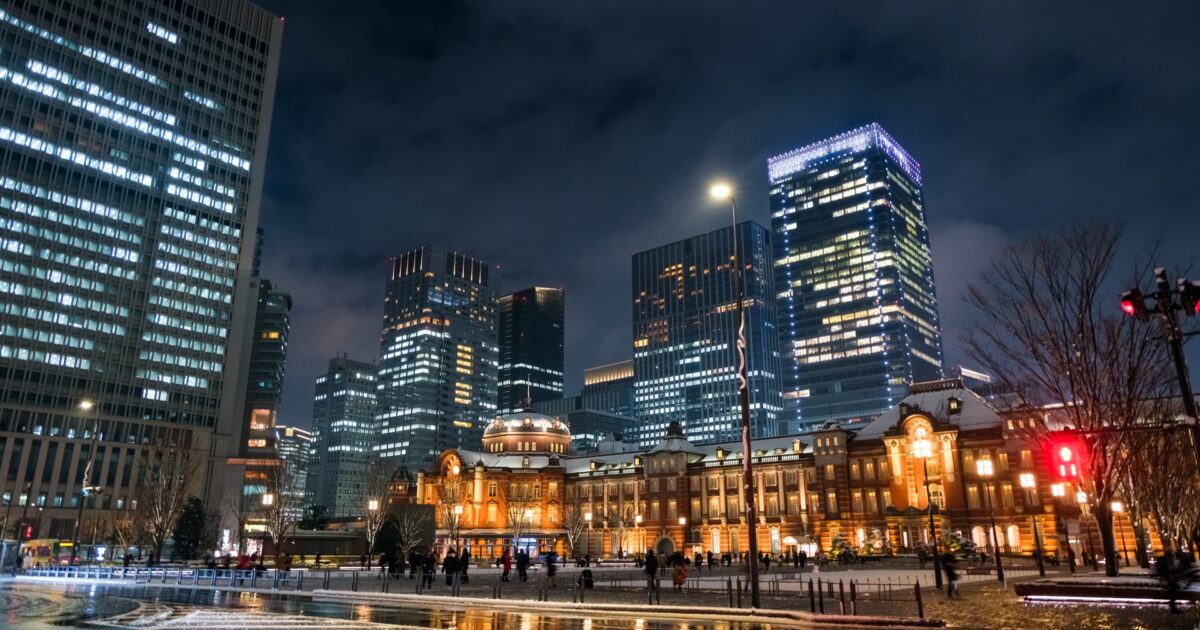 夜の東京駅と高層ビル群のライトアップ