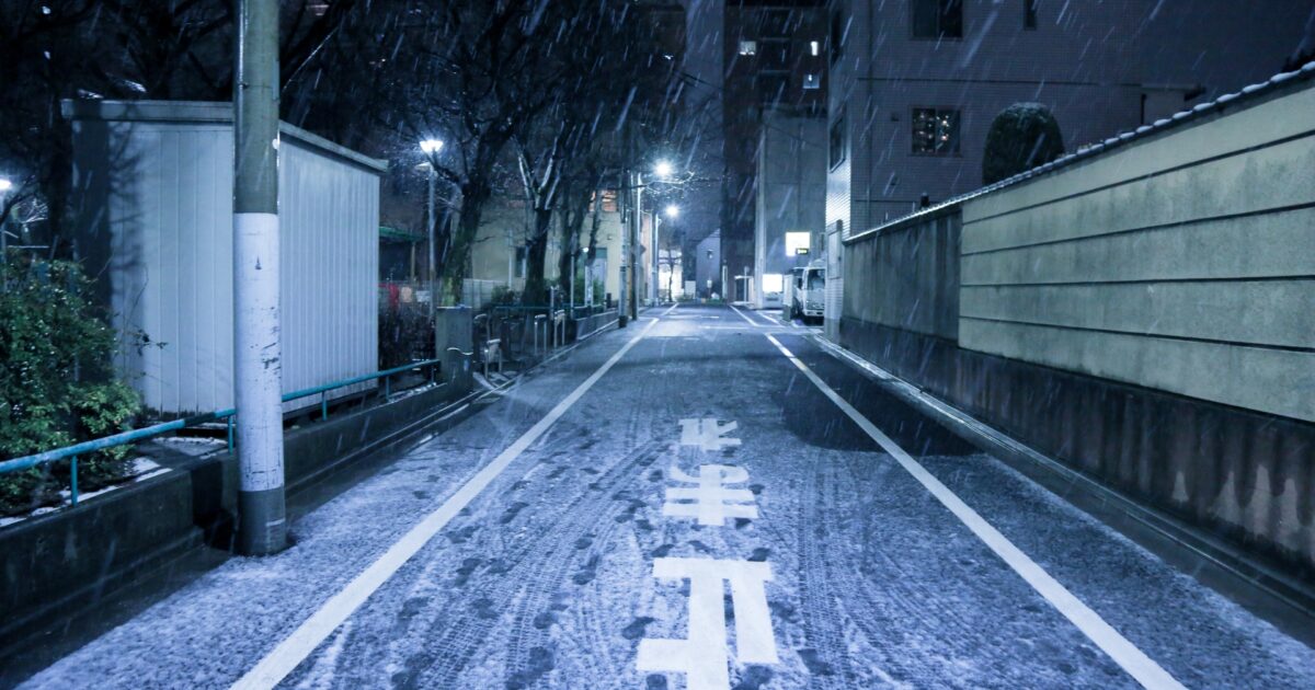 雪が降る夜の住宅街の路地
