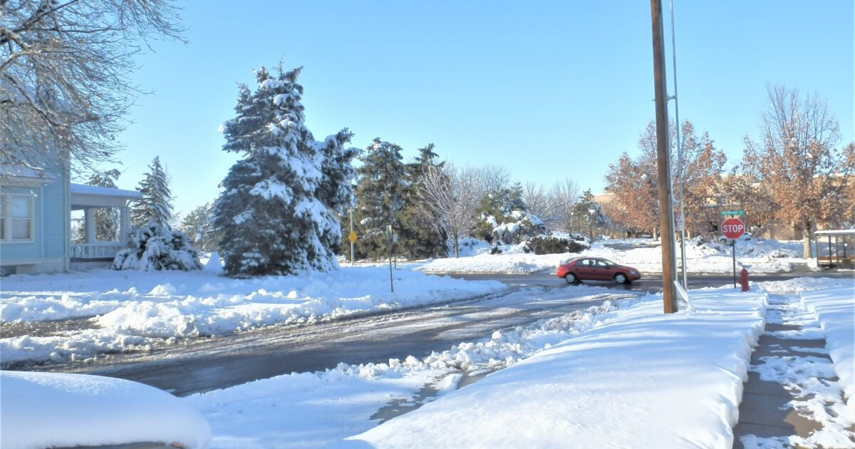 雪が積もった郊外の住宅街と道路