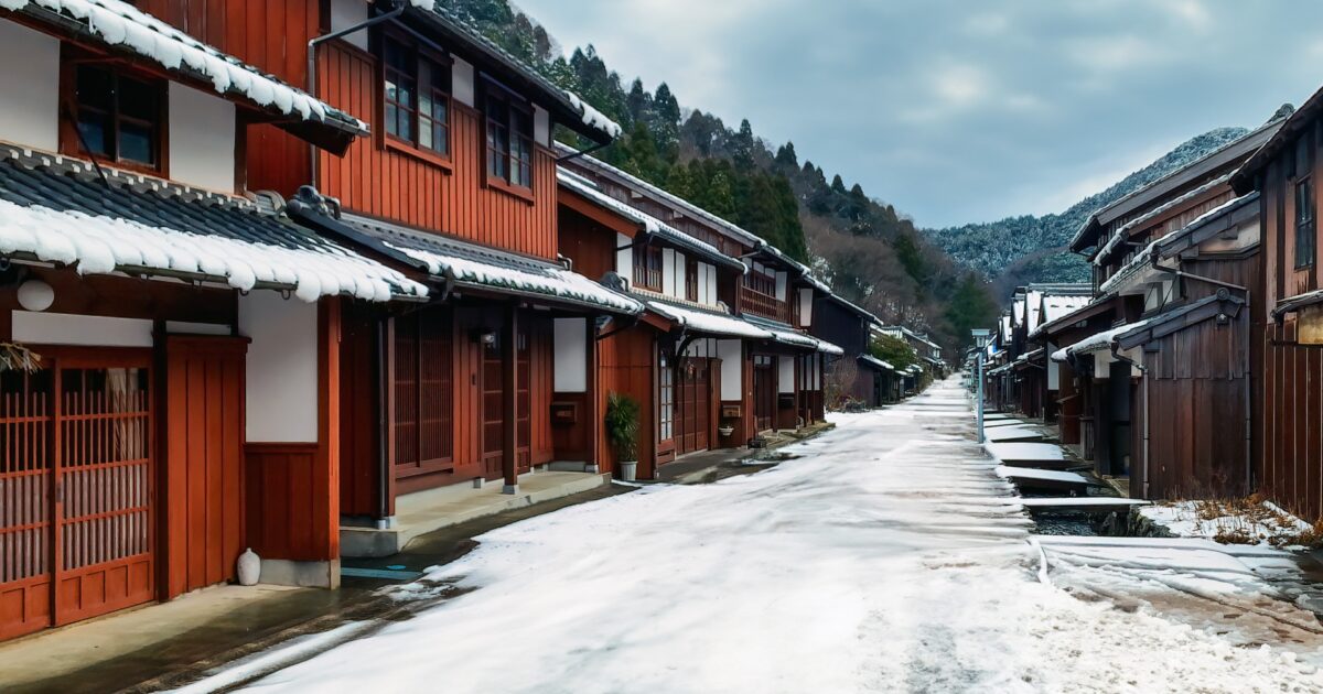 雪が残る伝統的な日本の町並みと木造建築