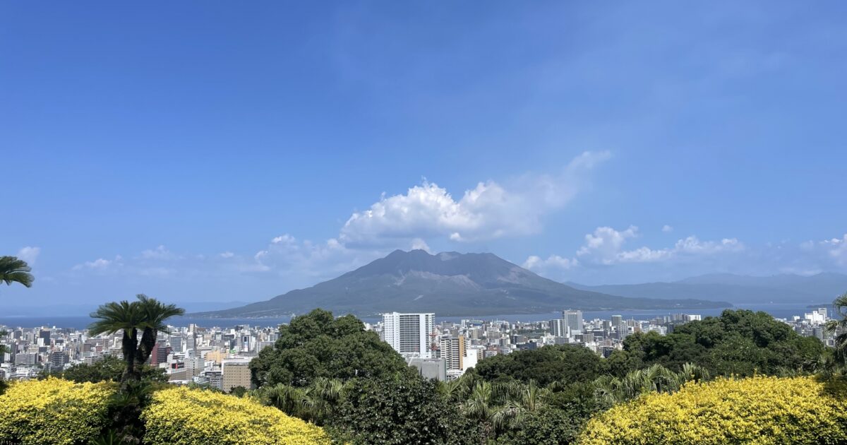 鹿児島市街と桜島の展望風景