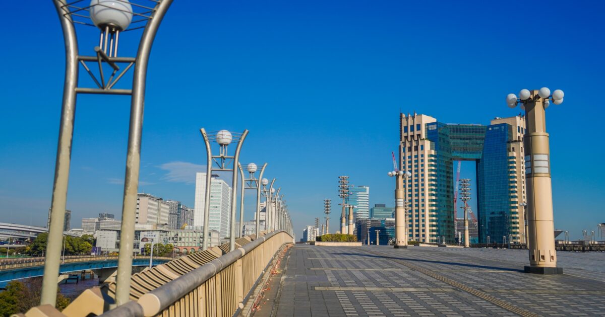 都市の高層ビルと広場の風景