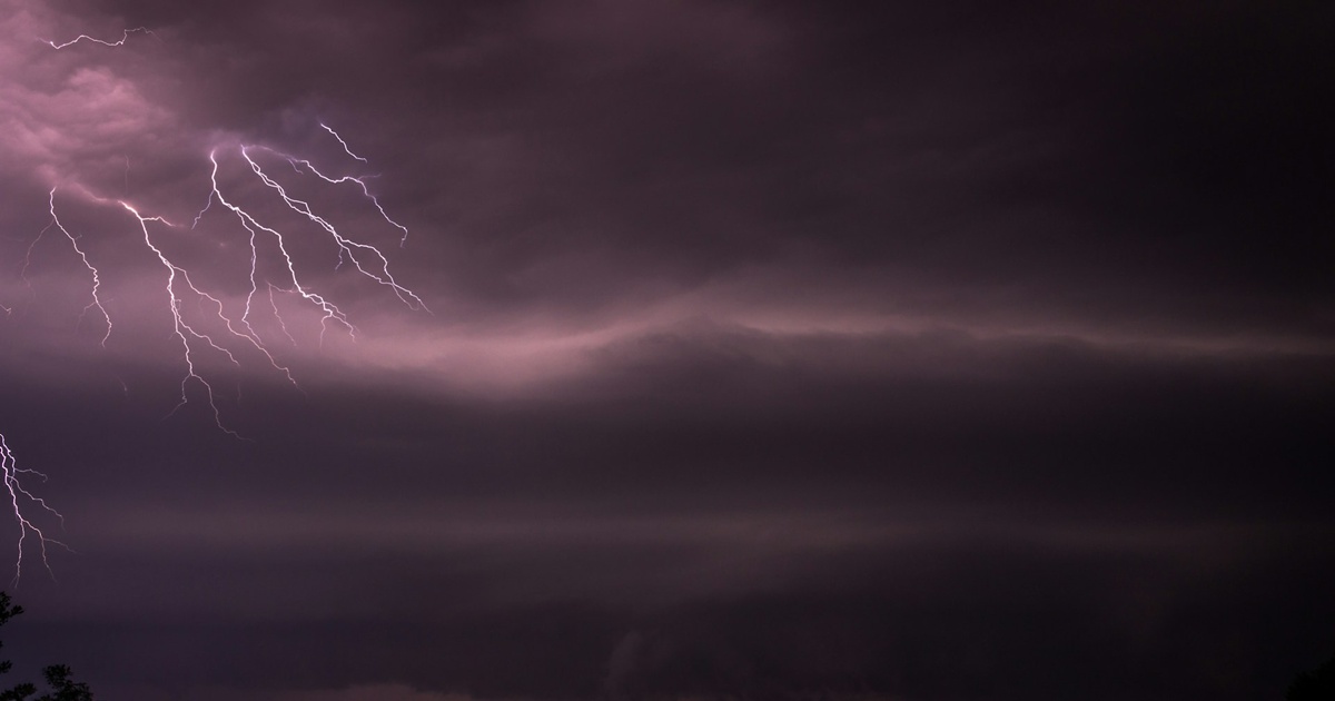 紫色の雲に広がる稲妻の光