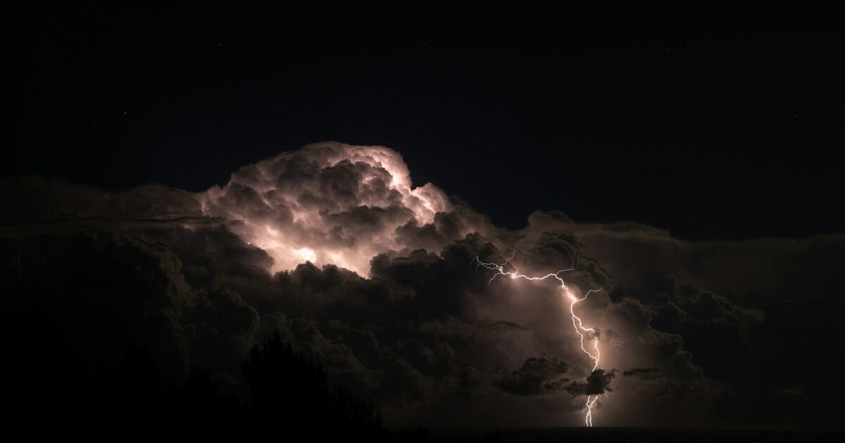 夜空を照らす積乱雲と稲妻