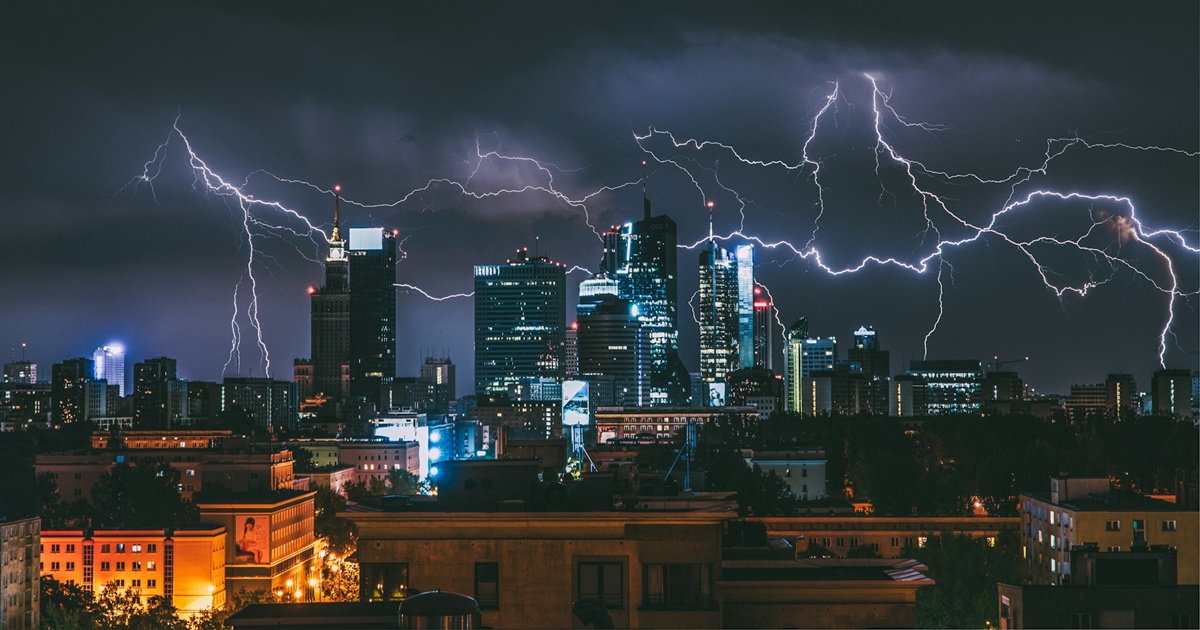 都市上空に広がる激しい雷の稲妻