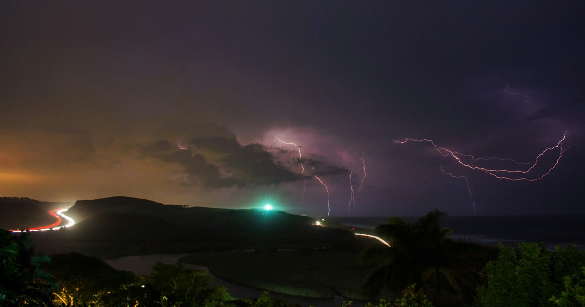 海岸沿いで雷が輝く夜の嵐の風景