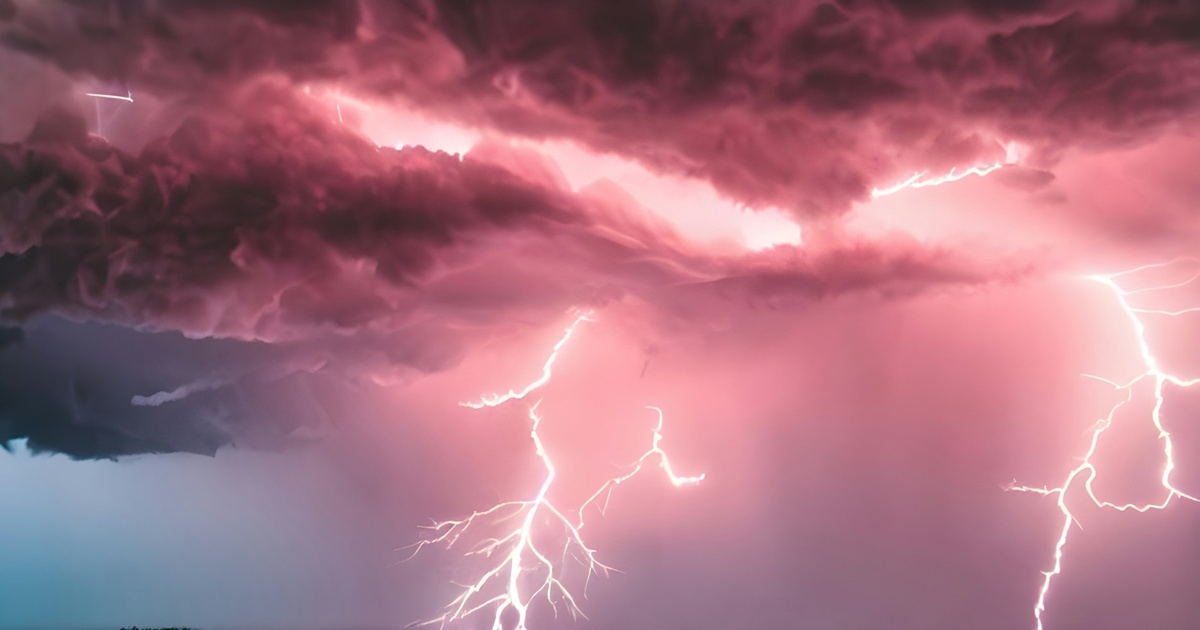 ピンク色の雷雲と落雷が広がる幻想的な空