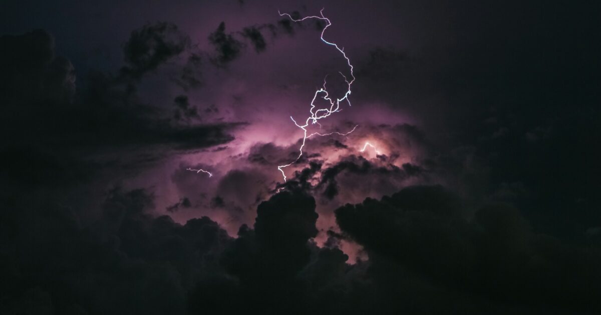 暗雲の中に広がる雷と幻想的な光
