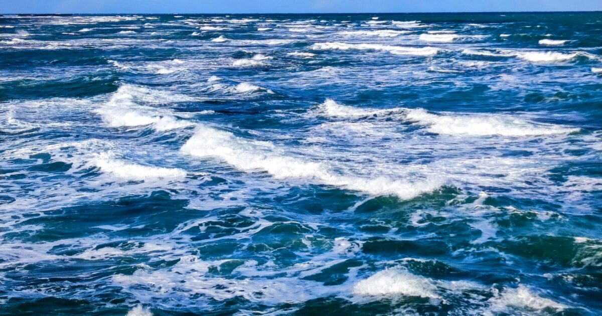 強風で波立つ青い海と白波
