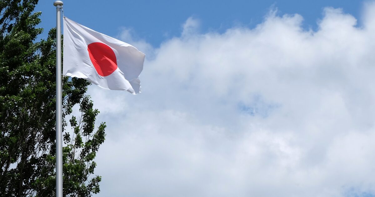 青空に翻る日の丸の国旗